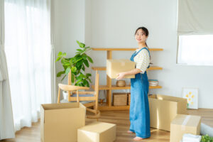 片付けをする女性