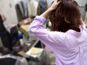 ゴミ屋敷の中の女性