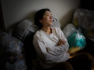 ゴミに囲まれた女性
