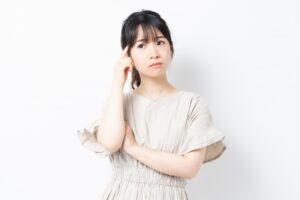 考え事をする女性