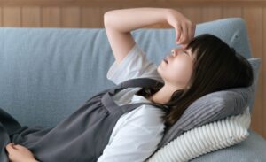 ソファで休む女性