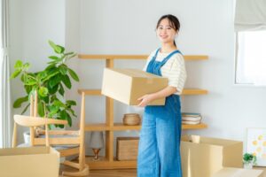 片付ける女性